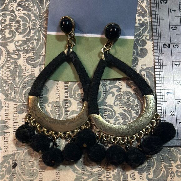 Elegant Black and Gold Dangle Earrings - Picture 1 of 3